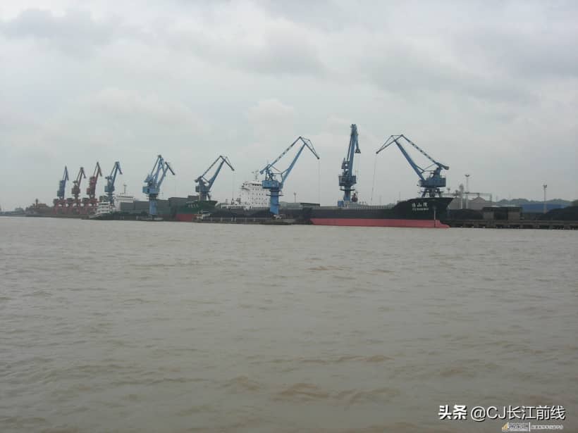 河南淮滨:江上码头吊机令人震撼(组图)