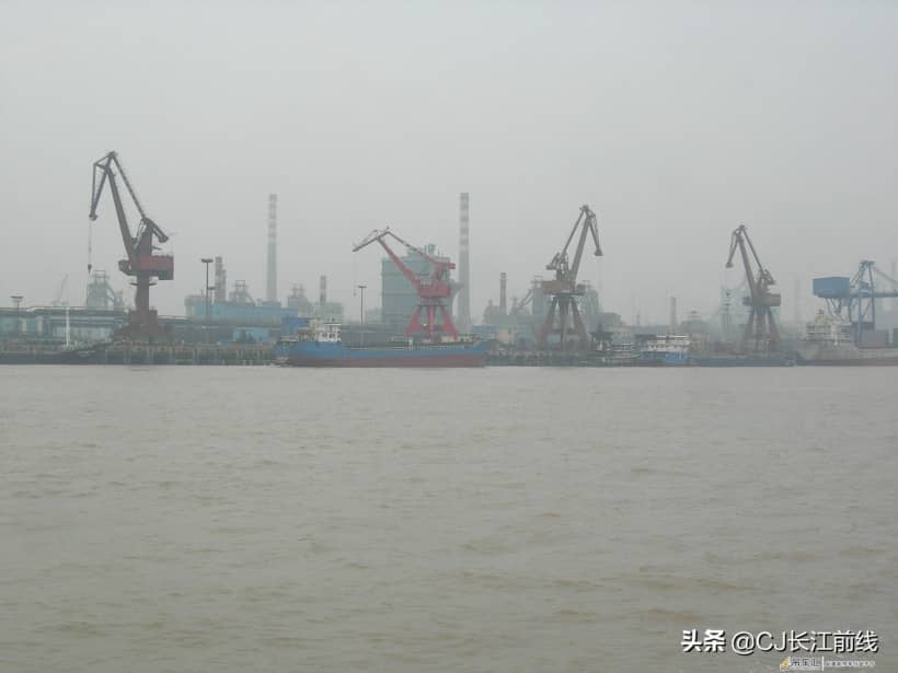 河南淮滨:江上码头吊机令人震撼(组图)
