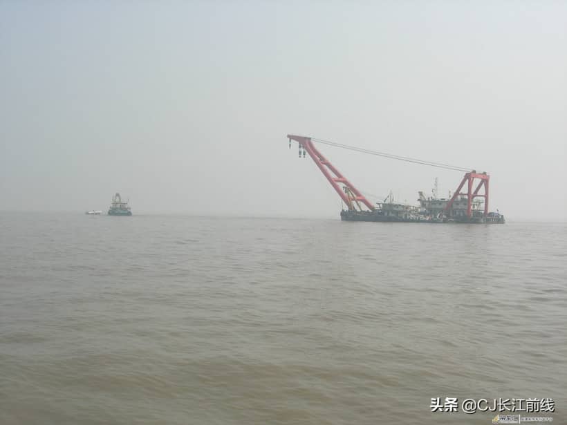 河南淮滨:江上码头吊机令人震撼(组图)