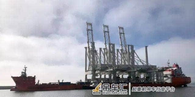 外媒报道 | 运送巨型集装箱起重机的“振华35 ”号货轮已停靠在奥克兰港