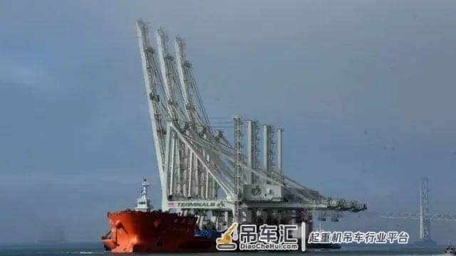 外媒报道 | 运送巨型集装箱起重机的“振华35 ”号货轮已停靠在奥克兰港