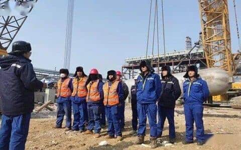 盘锦吊装项目渣油加氢装置第一吊顺利就位