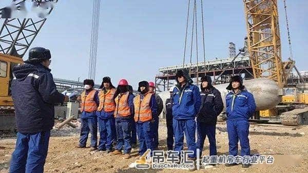 盘锦吊装项目渣油加氢装置第一吊顺利就位