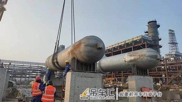 盘锦吊装项目渣油加氢装置第一吊顺利就位