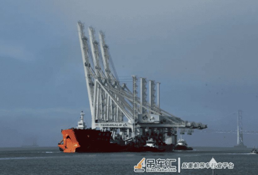 运送巨型集装箱起重机的“振华35”号货轮已停靠在奥克兰港