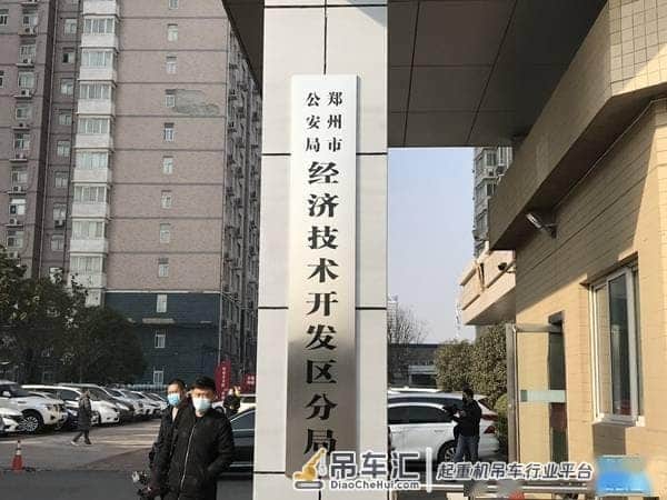 郑州一盗窃团伙开着大型吊车盗窃,盗走工地钢管90吨