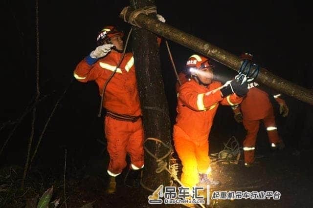 大黄牛失足落深坑，消防员自制“吊车”上演救牛计