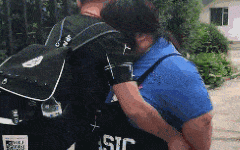 搞笑GIF：女朋友生气了，站在这里怎么也不走，我准备请吊车把她运回家！