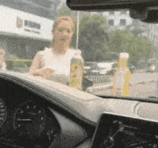 搞笑GIF：女朋友生气了，站在这里怎么也不走，我准备请吊车把她运回家！