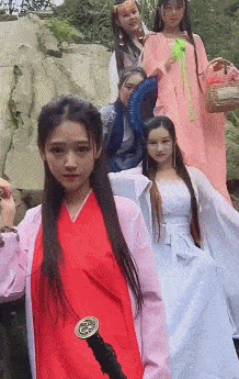 搞笑GIF：女朋友生气了，站在这里怎么也不走，我准备请吊车把她运回家！