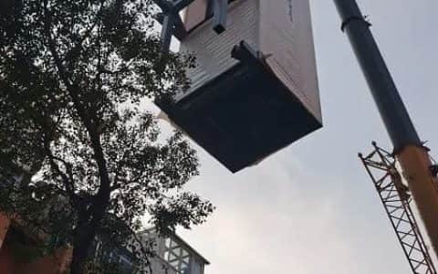 上海首台整体式装配吊装加装电梯用了近5个月，听听居民怎么说