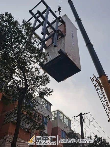 上海首台整体式装配吊装加装电梯用了近5个月，听听居民怎么说