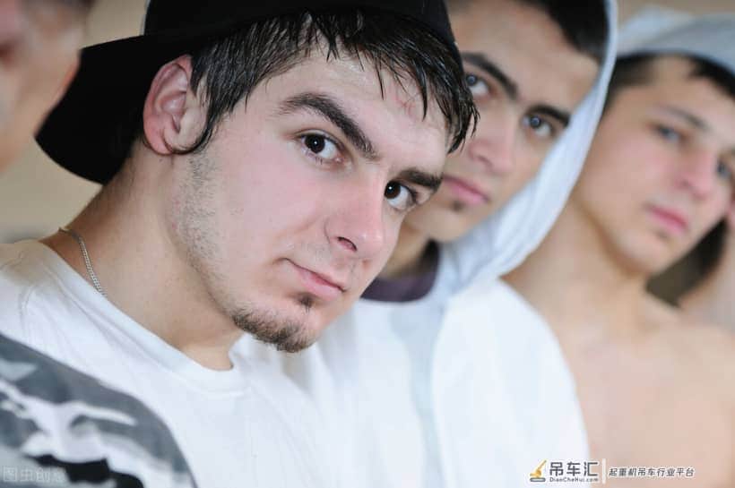 建议30多岁40岁左右的男性朋友，可以学习吊车驾驶技术哦