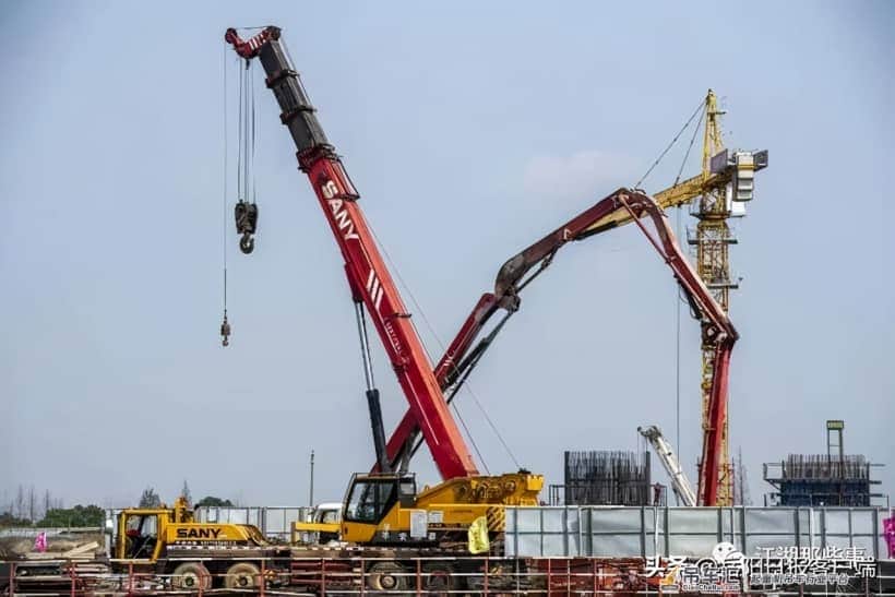 建议30多岁40岁左右的男性朋友,可以学习吊车驾驶技术哦