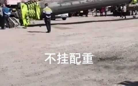 不挂配重，二节臂趴平…吊车师傅咋想的？