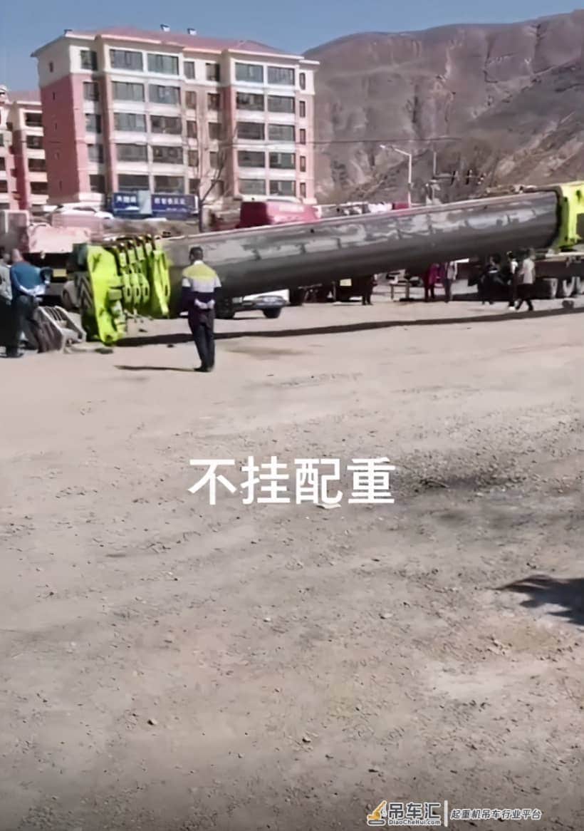 不挂配重，二节臂趴平…吊车师傅咋想的？