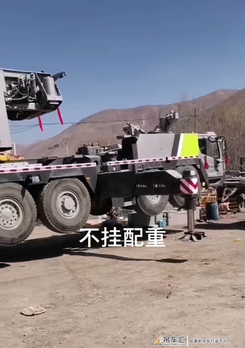 不挂配重,二节臂趴平...吊车师傅咋想的?