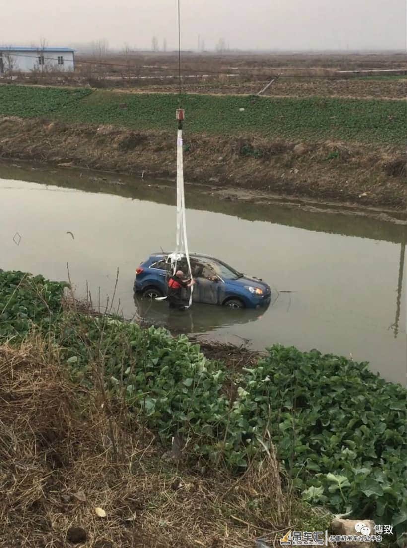 事发干驿:小车冲入河中,大吊车紧急救援
