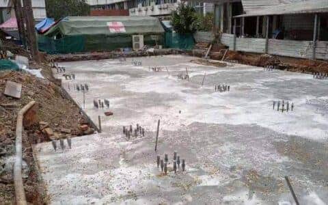 永安二院大门旁新开了个口，有起重机在现场进行钢结构吊装工作~