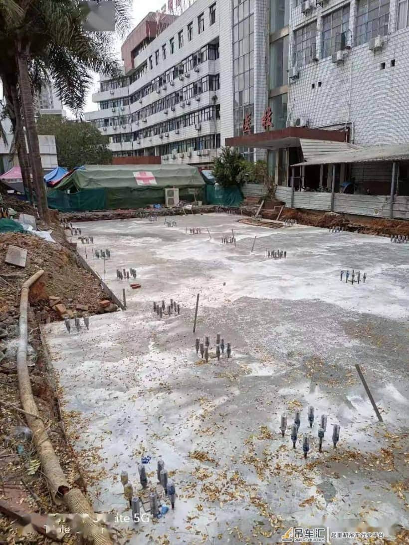 永安二院大门旁新开了个口，有起重机在现场进行钢结构吊装工作~