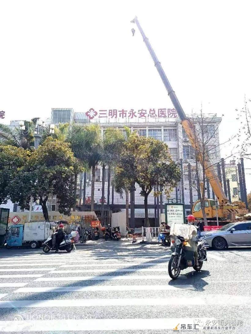 永安二院大门旁新开了个口,有起重机在现场进行钢结构吊装工作~