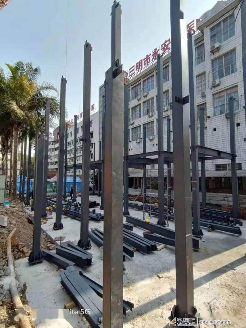 永安二院大门旁新开了个口,有起重机在现场进行钢结构吊装工作~