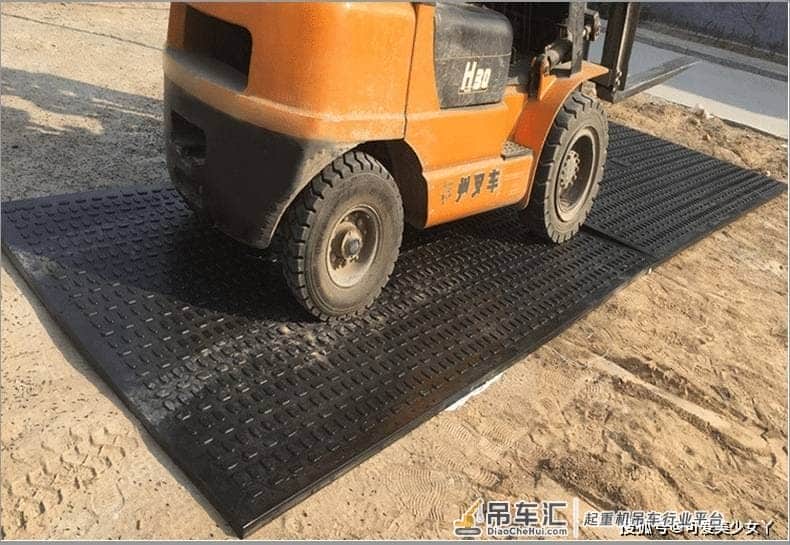 建筑工地用临时铺路板_ 随车吊用防滑抗压路基板_ 高分子聚乙烯临时铺路板特性