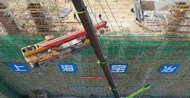 牛!500吨大吊车送75吨吊车“飞”上32米高屋面