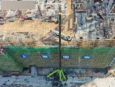 牛!500吨大吊车送75吨吊车“飞”上32米高屋面