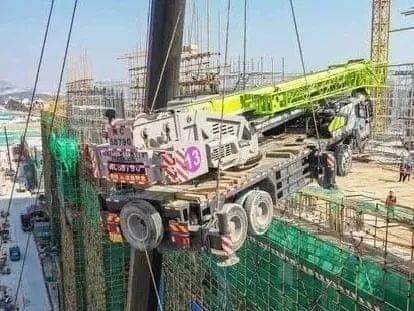 牛!500吨大吊车送75吨吊车“飞”上32米高屋面