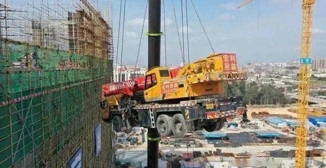 牛!500吨大吊车送75吨吊车“飞”上32米高屋面