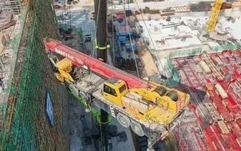 牛！500吨大吊车送75吨吊车“飞”上32米高屋面