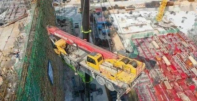 牛！500吨大吊车送75吨吊车“飞”上32米高屋面
