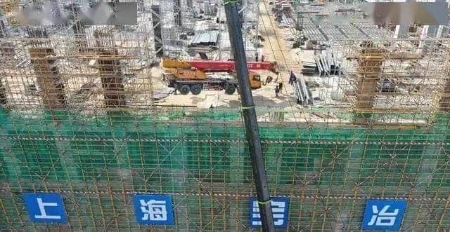 牛!500吨大吊车送75吨吊车“飞”上32米高屋面