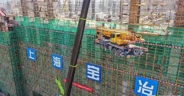 牛!500吨大吊车送75吨吊车“飞”上32米高屋面