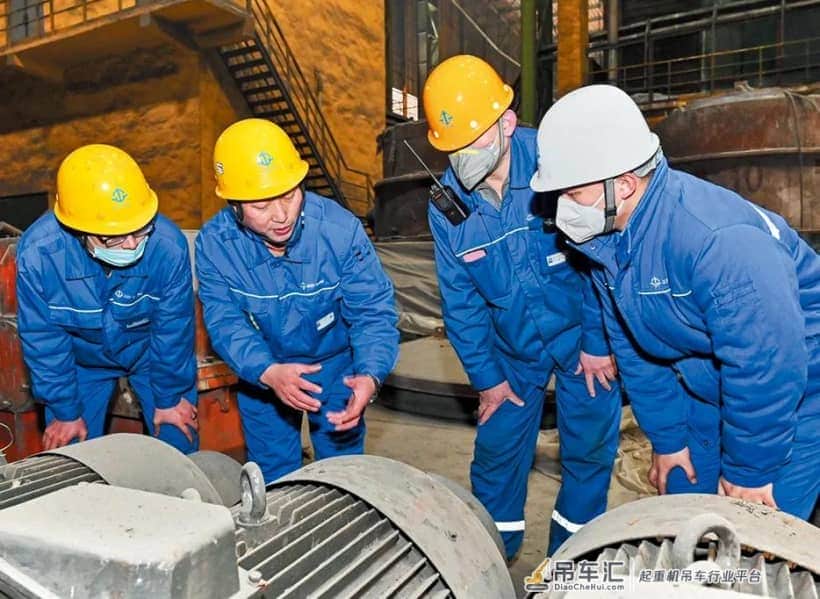 本钢板材特钢厂吊车作业区技能大师工作站“师带徒”添干劲“传帮带”共成长