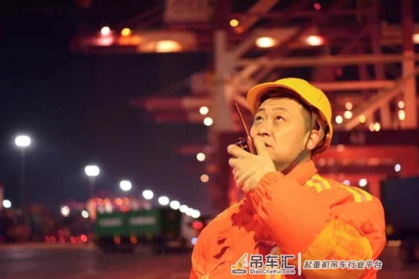 安全、优质、高效完成生产任务就是对自己勤劳工作的最大犒赏,记山东港口青岛港一位桥吊班长的除夕夜