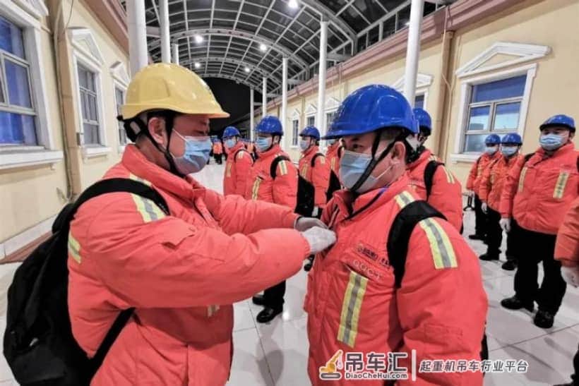 安全、优质、高效完成生产任务就是对自己勤劳工作的最大犒赏,记山东港口青岛港一位桥吊班长的除夕夜