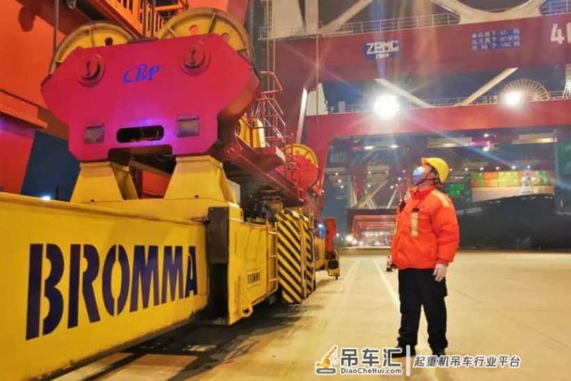 安全、优质、高效完成生产任务就是对自己勤劳工作的最大犒赏,记山东港口青岛港一位桥吊班长的除夕夜