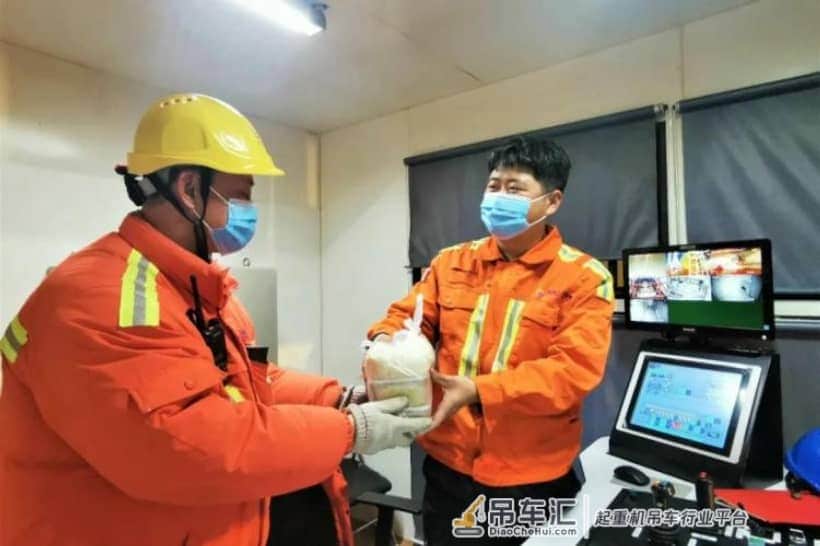 安全、优质、高效完成生产任务就是对自己勤劳工作的最大犒赏,记山东港口青岛港一位桥吊班长的除夕夜