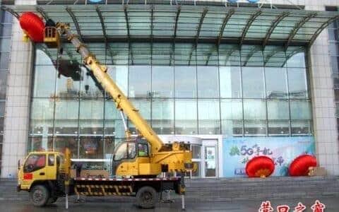 营口移动公司动用大吊车挂红灯笼