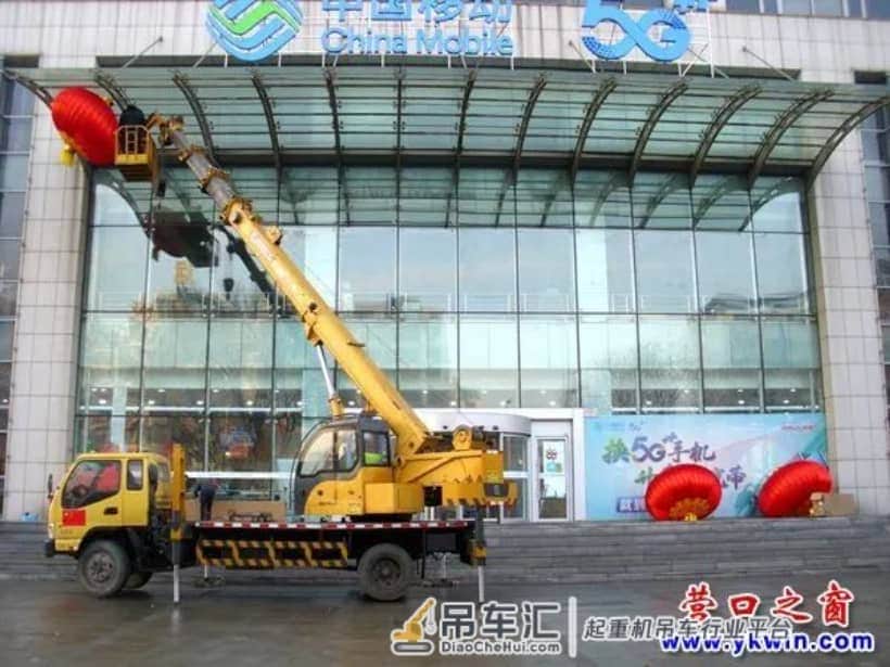 营口移动公司动用大吊车挂红灯笼