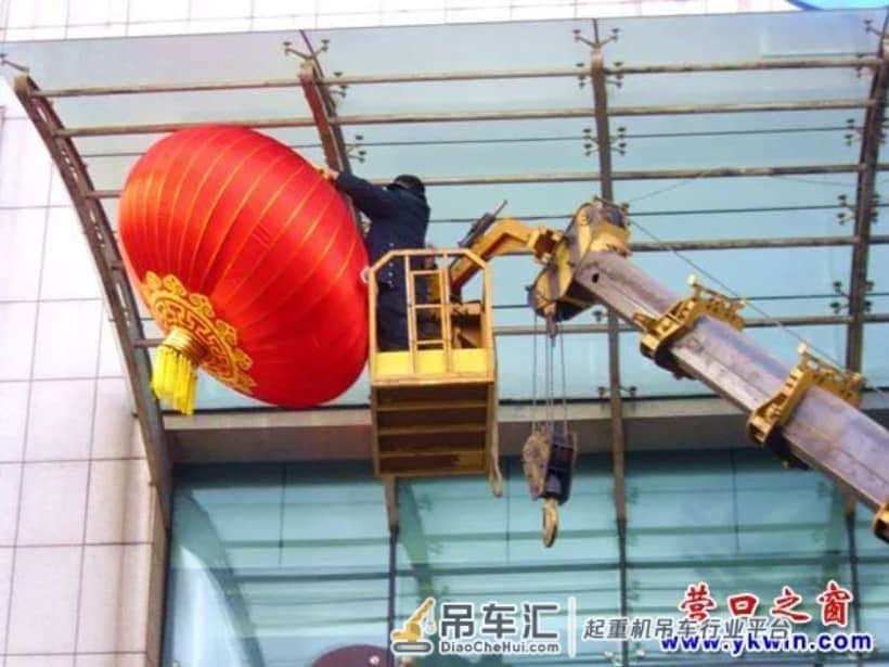 营口移动公司动用大吊车挂红灯笼