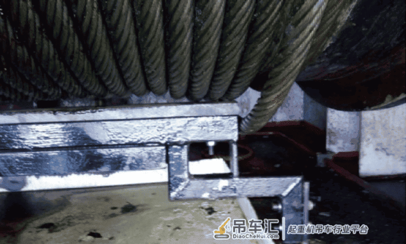 集装箱起重机起升钢丝绳脱槽的理论分析