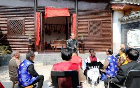 丽江这个52岁吊车司机玩乐队玩大了，还自掏腰包建了个纳西音乐宫！