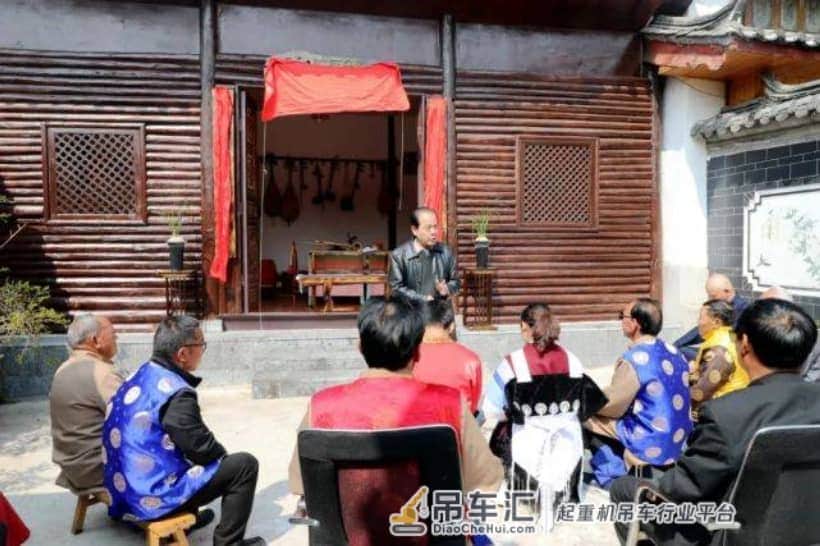 丽江这个52岁吊车司机玩乐队玩大了，还自掏腰包建了个纳西音乐宫！