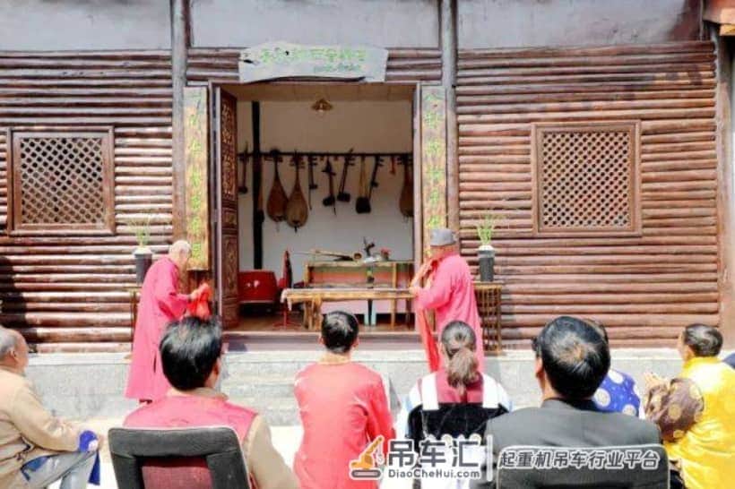 丽江这个52岁吊车司机玩乐队玩大了，还自掏腰包建了个纳西音乐宫！