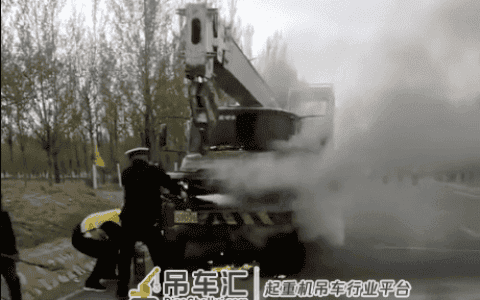 惊险!张家口一吊车被大火吞噬,8名交警奋力救火解危难!