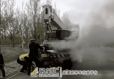 惊险!张家口一吊车被大火吞噬,8名交警奋力救火解危难!