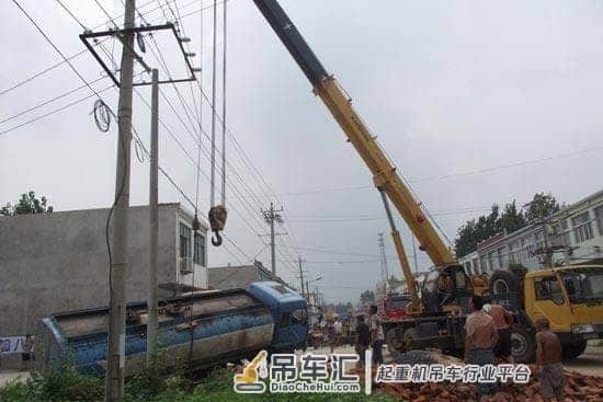 大事件！起重机翻到，造成这么严重的事故
